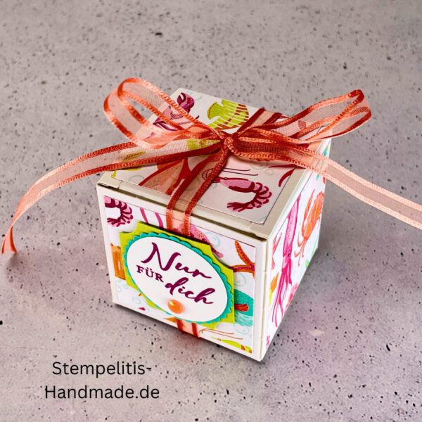 Handdekorierte Geschenkschachtel 5 cm mit maritimen Motiven, Geschenkbox mit Schleife in Grün, Detailansicht Geschenkschachtel Etikett „Nur für dich“, Geschenkschachtel mit bunter Meeresdekoration, Geschenkverpackung, Handgemachte maritime Schachtel mit Schleife
